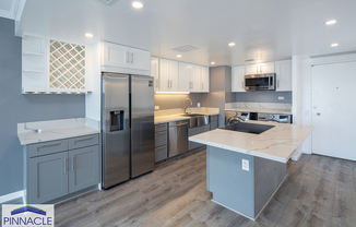 700 Richards St., #903