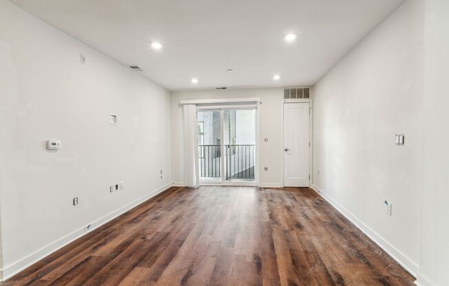 2 beds, 2 baths, 915 sqft, $2,300, Unit 416