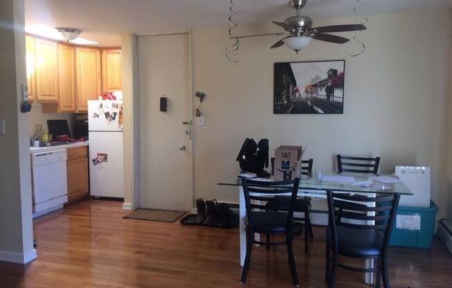 2 beds, 1 bath, 902 sqft, $2,400, Unit 09