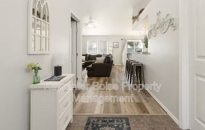 879 N TRAQUAIR PL