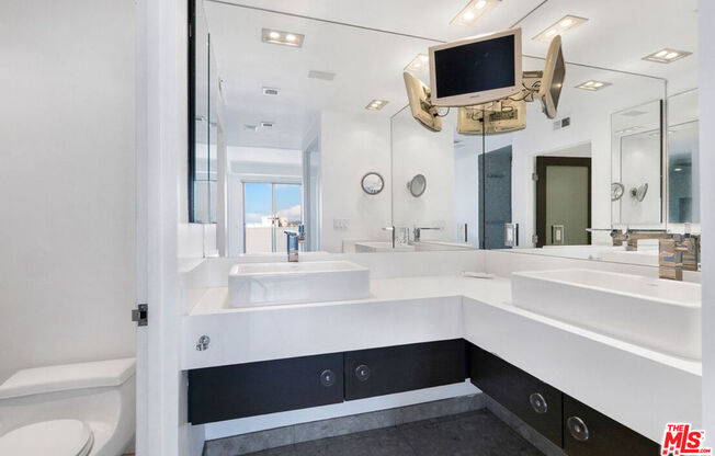 2 beds, 3 baths, 2,085 sqft, $7,250, Unit 1207