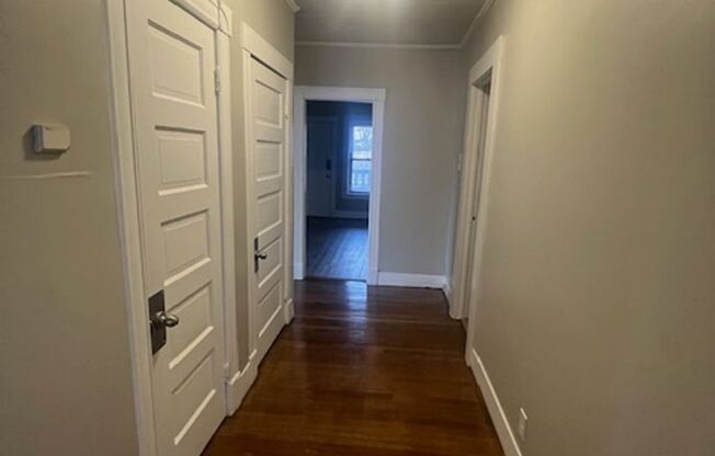 3 beds, 1 bath, $1,800, Unit 92 Woodside Unit #1L