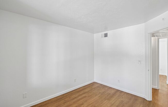 3 beds, 1 bath, 950 sqft, $975, Unit 201