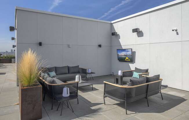 Northpointe Apartments Outside Seating Area