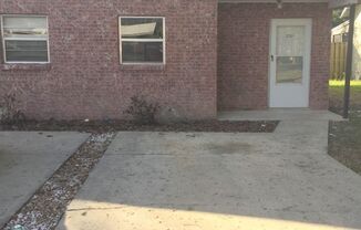 Two bedroom 1 bath duplex close to Downtown Zephyrhills