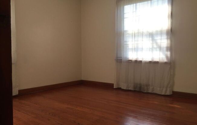 Milwaukee - Near Brewer Stadium - One Bedroom One Bath Apt