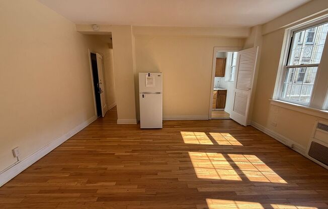 Studio, 1 bath, 294 sqft, $1,365, Unit New King Edward  3A3