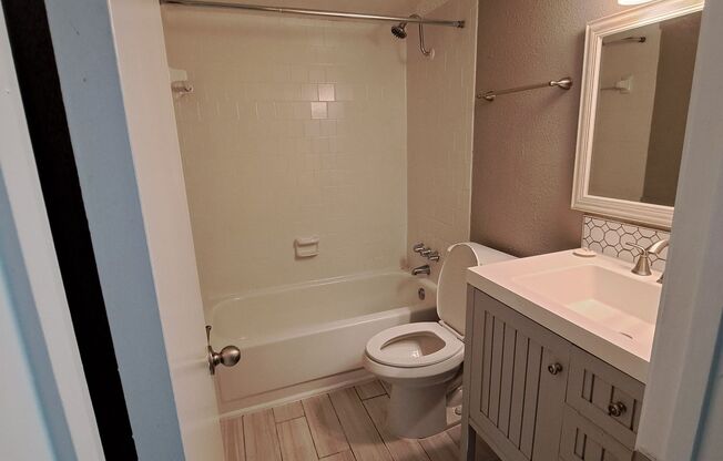 2 beds, 2 baths, 926 sqft, $1,187, Unit 2423