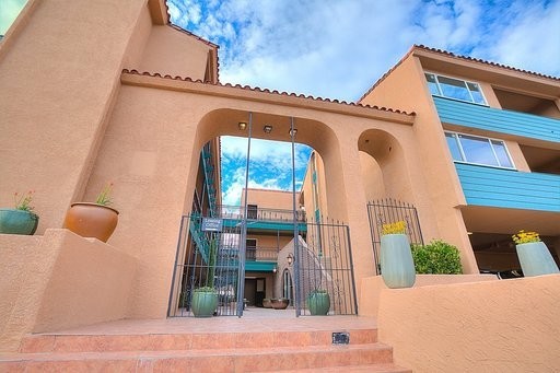 2 beds, 1 bath, 810 sqft, $1,105, Unit 20-C