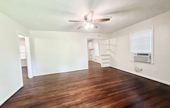 Adorable 2/1 Craftsman Bungalow Near Southside Elementary
