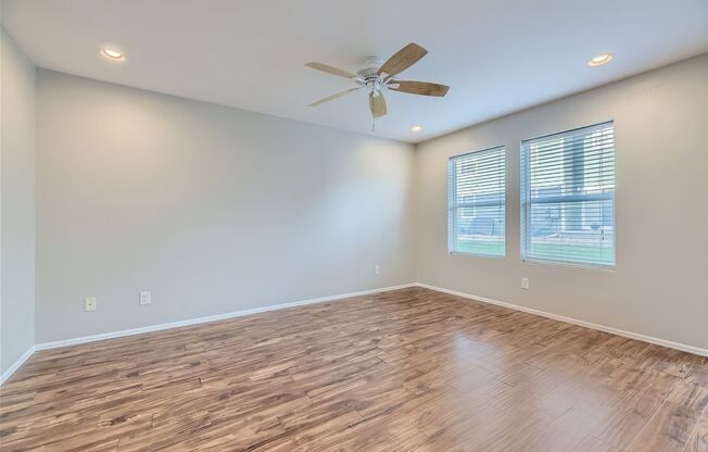 Bright 3 Bed, 3 Bath in Green Valley Ranch!!!!