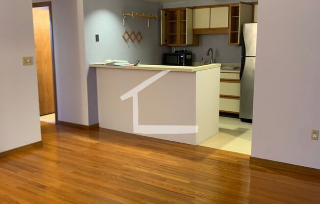 Spacious 1 bed w In Unit Laundry near T.  PARKING INCLUDED