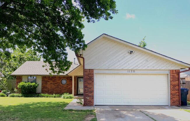 Great Home in Moore Schools ~ Close & Convenient to Highways & Shopping!