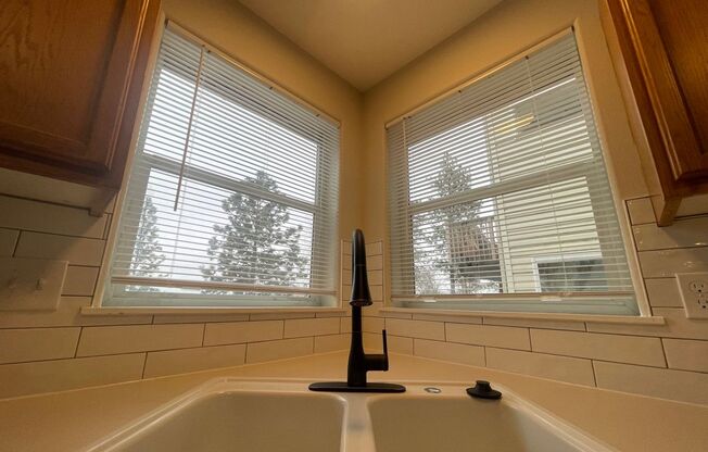2 beds, 1 bath, 990 sqft, $1,400, Unit 2