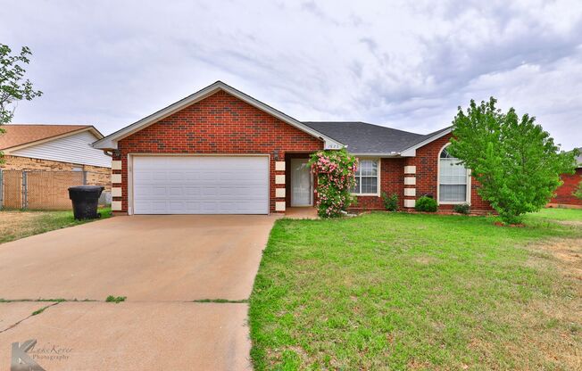 Great 3 bedroom 2 bath home in Wylie district.