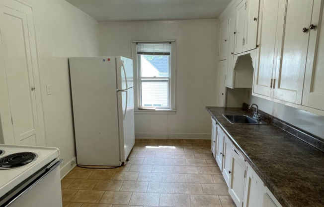 3 beds, 1 bath, 950 sqft, $1,050