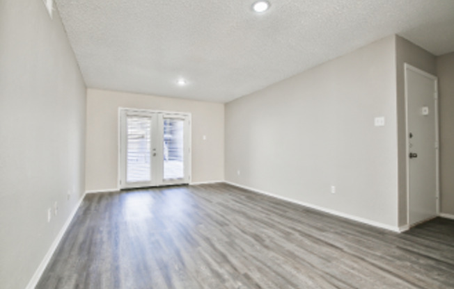 2 beds, 1 bath, 990 sqft, $995