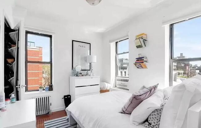 3 beds, 1 bath, $4,300, Unit 54