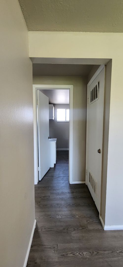 2 beds, 1 bath, 800 sqft, $995, Unit #20