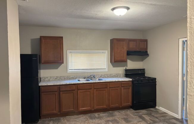 3 beds, 1 bath, $1,565