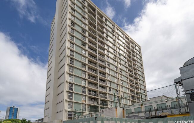 $2,700/ 2 Bed / 1 Bath / 1 Parking – Furnished – Liliha Square, Honolulu Available for Immediate Occupancy