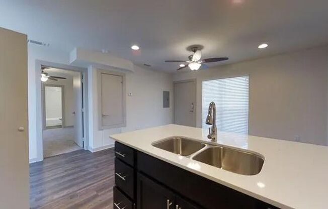 1 bed, 1 bath, 655 sqft, $1,150, Unit 210