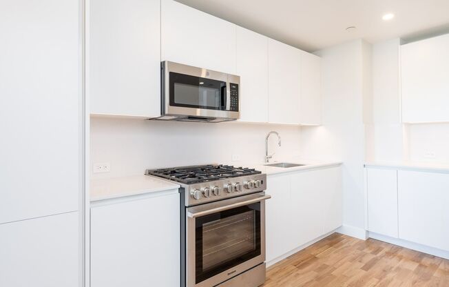 Modern 1-Bed Apartment w/ Ocean Views + 1 Month Free – South Boston