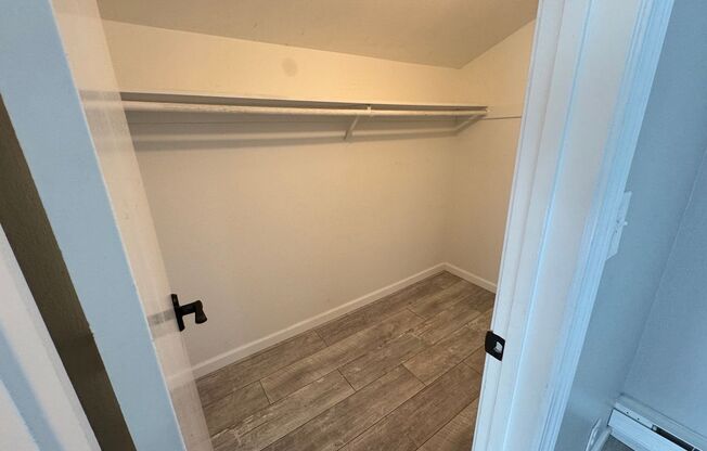 2 beds, 1 bath, $1,600, Unit APARTMENT 214