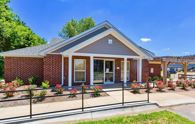 Clubhouse Exterior at Chariot Pointe Apartments, Murfreesboro, 37130