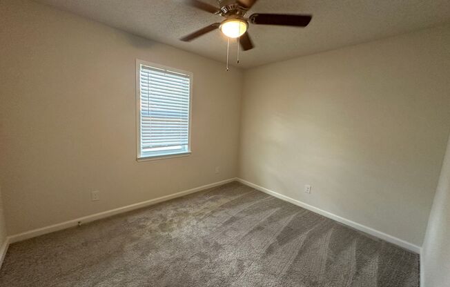 2 beds, 1 bath, $800, Unit Apt 17