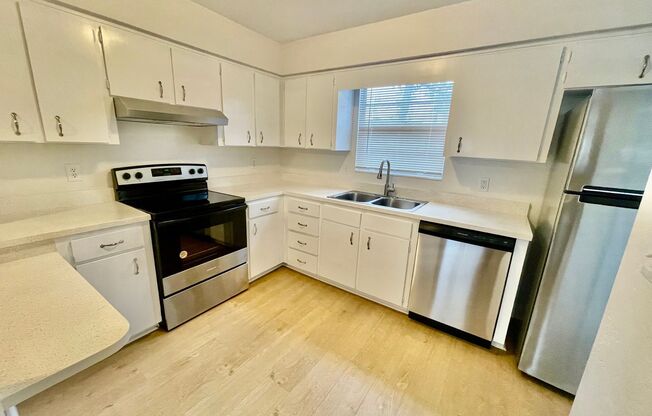 2 Bedroom/1 Bathroom Move-in Ready Townhome w\ 1 Month Free Rent!!