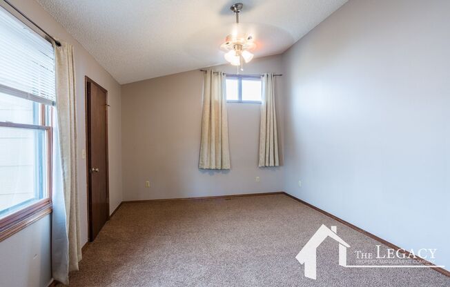 3 beds, 2.5 baths, $1,450, Unit # 4