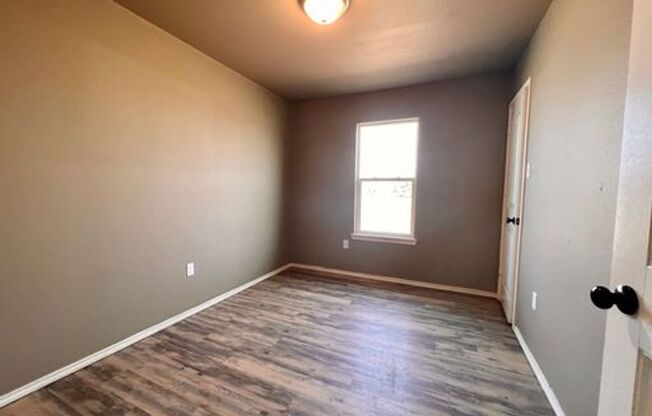 3 beds, 2 baths, $1,100