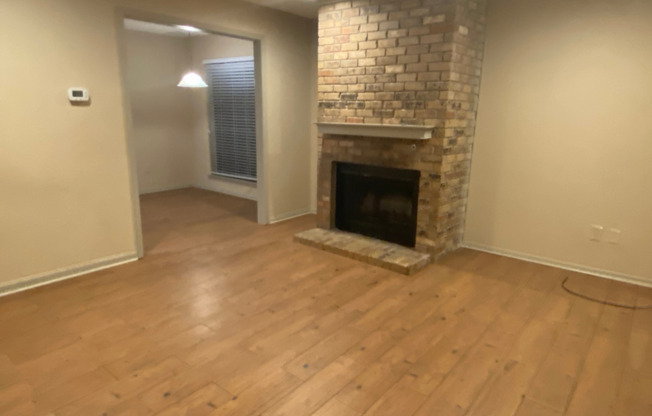 Move in Ready Duplex in Frisco!