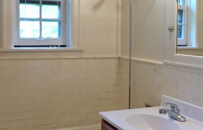 1 bed, 1 bath, 410 sqft, $1,025, Unit 24 - 125