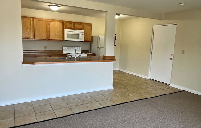 2 beds, 1 bath, 693 sqft, $750, Unit N5