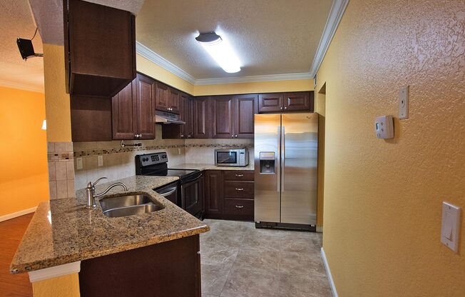 Beautiful Lake Front 2/2 Condo Near UCF !!!!