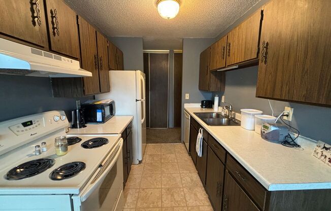 2 beds, 1 bath, $1,200, Unit 201