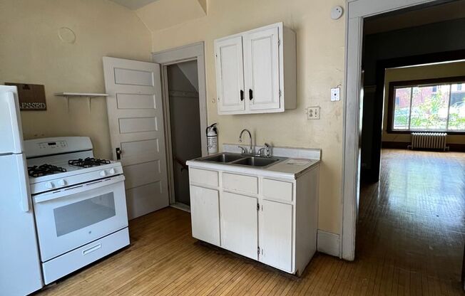 4 beds, 1 bath, $1,775, Unit 1732 E 5th Street