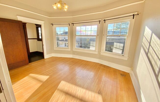 Unique Vintage 1 Bedroom 1 Bath Apartment in Beautiful Old Portland Style Building