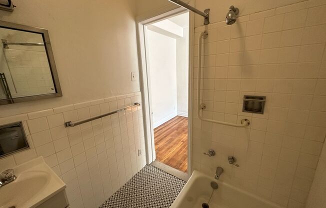 Studio, 1 bath, 321 sqft, $1,250, Unit New King Edward 8A4