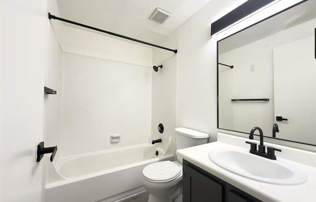 2 beds, 1 bath, 803 sqft, $1,550, Unit 92