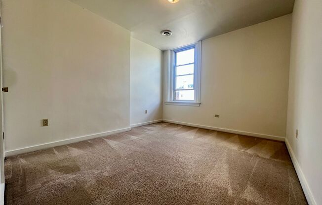 Fantastic Oakland 2Br! Great Location on the BLVD! Close to Pitt! Call Today!