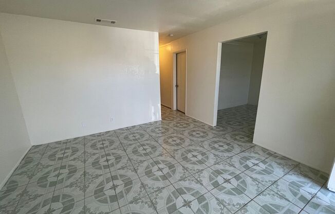Victorville, 3 Bedroom, 2 Bathroom Refurbished Home- New Paint, New Carpet