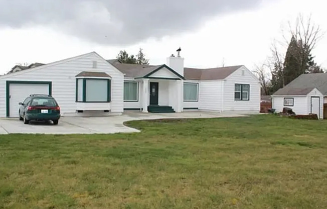 Light and bright 3 bedroom, 2 bath rambler on Kent's East Hill