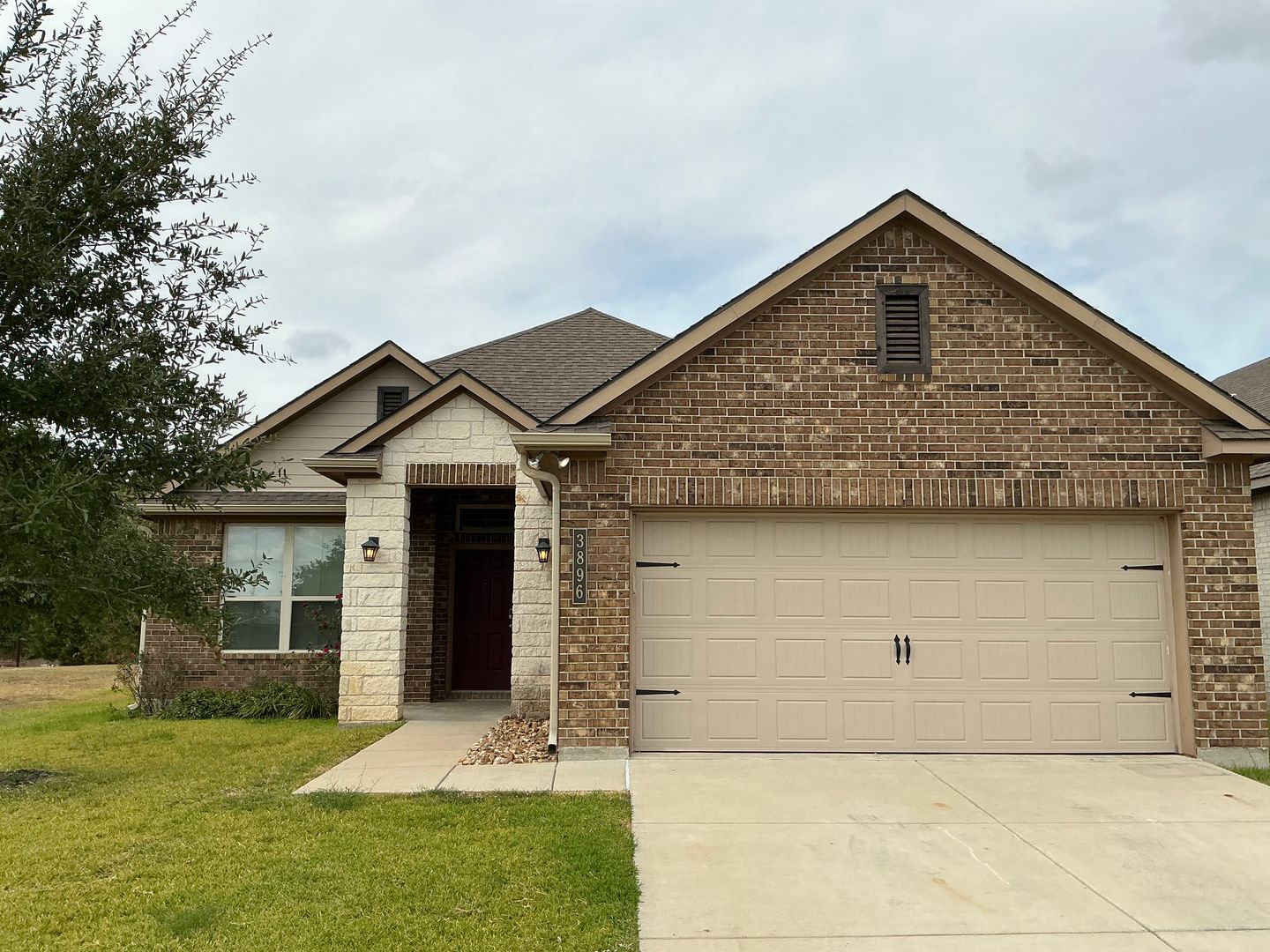 AVAILABLE NOW! 4-Bed 3-bath in Creek Meadows