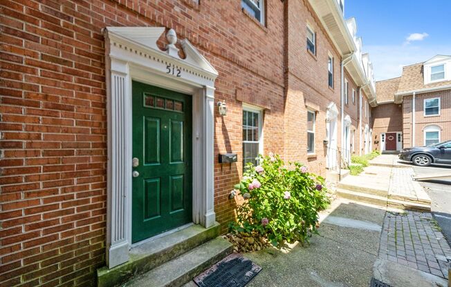 Updated // 3 Bedroom 2 Bathroom Condo // Arlington// Parking Included