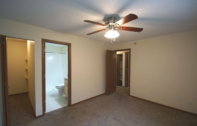 2 beds, 2 baths, 915 sqft, $1,650, Unit 212