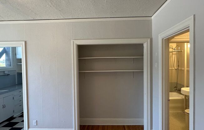 Studio, 1 bath, 290 sqft, $995, Unit 305