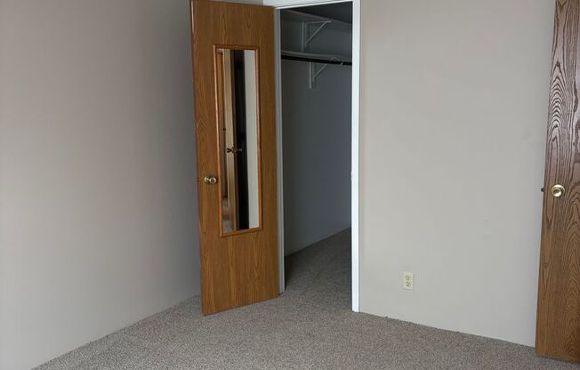 2 beds, 1 bath, 850 sqft, $1,150, Unit #14